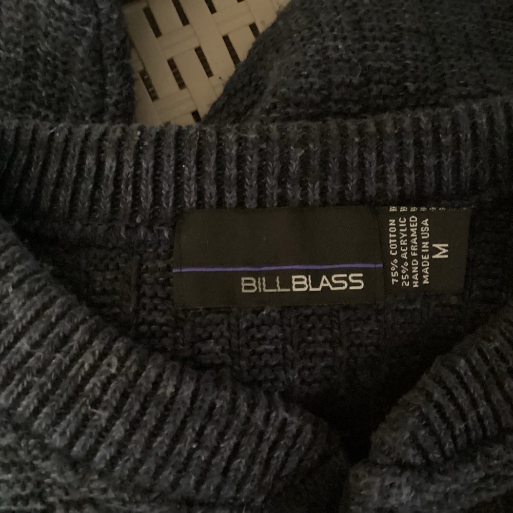 Bill Blass Men’s Navy Three Button Sweater. Size M. - Picture 5 of 7